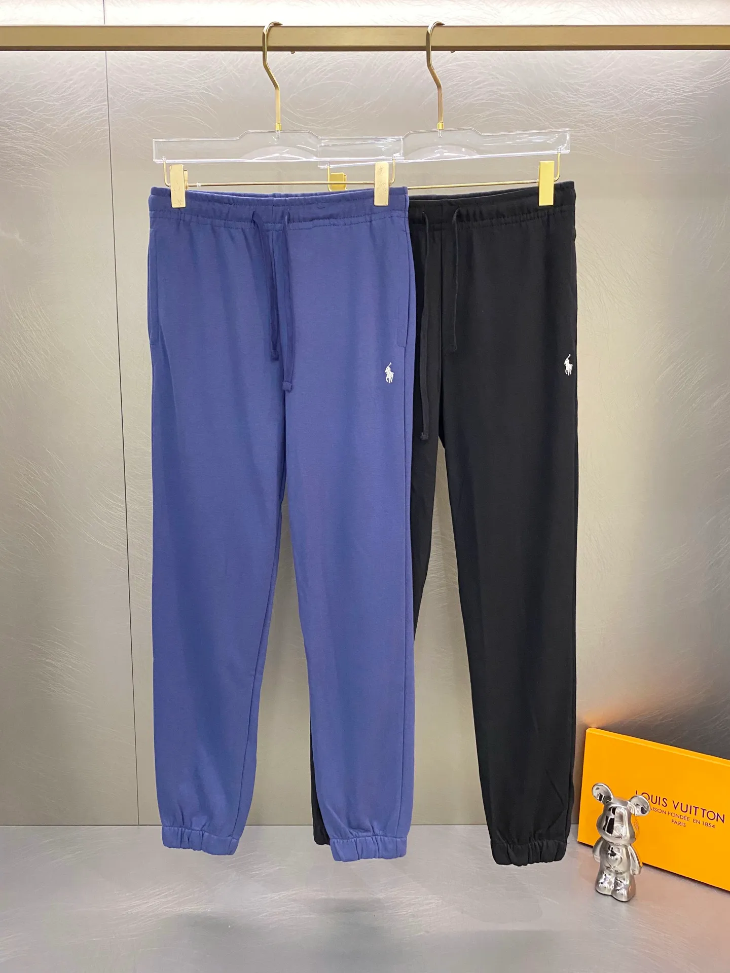 P260 Ralph Lauren/POLO 2025 spring classic embroidered terry solid color sweatpants.           The most high-end exclusive launch in the market! Hot sales online! Embroidered casual terry sweatpants! The upper body is extremely soft and comfortable! The texture, washability, and durability all have a high quality level! Perfect for the season! A cost-effective product that can be used by both men and women! Needless to say, the quality of these amazing pants can be easily worn by both young and old! The first choice for versatile pants for sports and fitness. Casual and everyday, the highlight is the three-dimensional logo embroidery. A simple brand that follows fashion trends. Purely manual measurement, there is an error of 1-2 cm Color: Black Navy Size: M-XXL M: Length 106 Waist 66 Hips 94 Foot 30 L: Length 107 Waist 69 Hips 98 Foot 32 Sleeves and hips: 104, Feet: 36